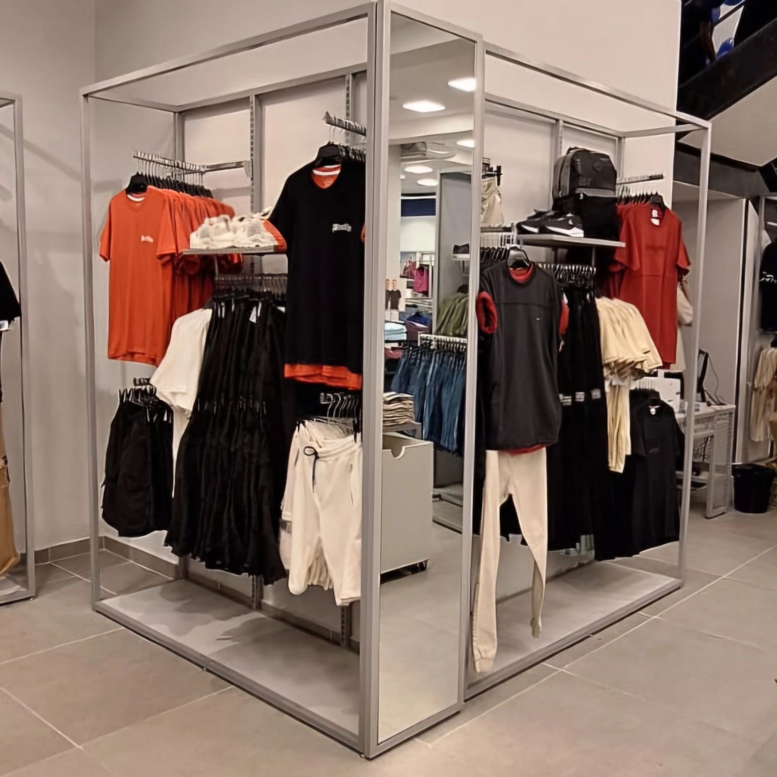 Araras metálicas com roupas