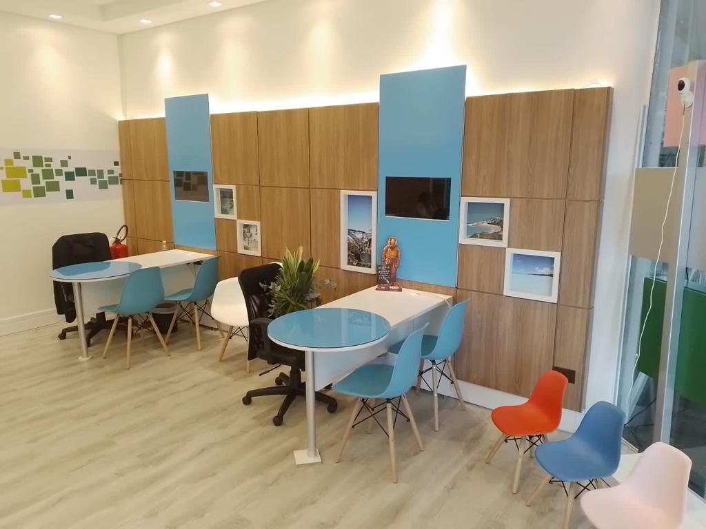 Ambiente corporativo com mesas e painéis