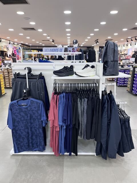 Expositor de parede com camisetas e calçados