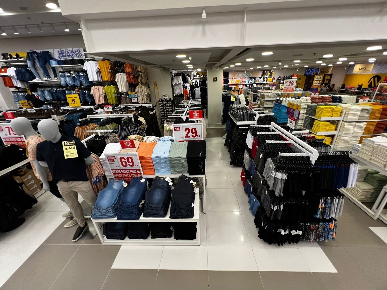 Mesas expositoras com roupas dobradas