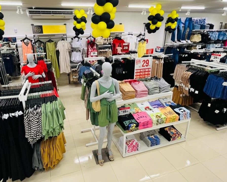 Loja com mesas de camisetas e manequins
