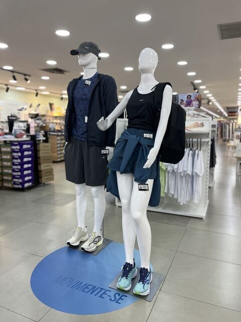 Manequins em base de vitrine